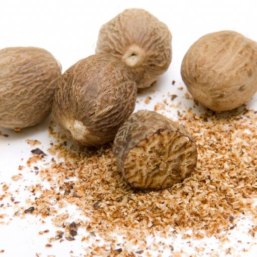 whole-and-grated-nutmeg_900x900.jpg